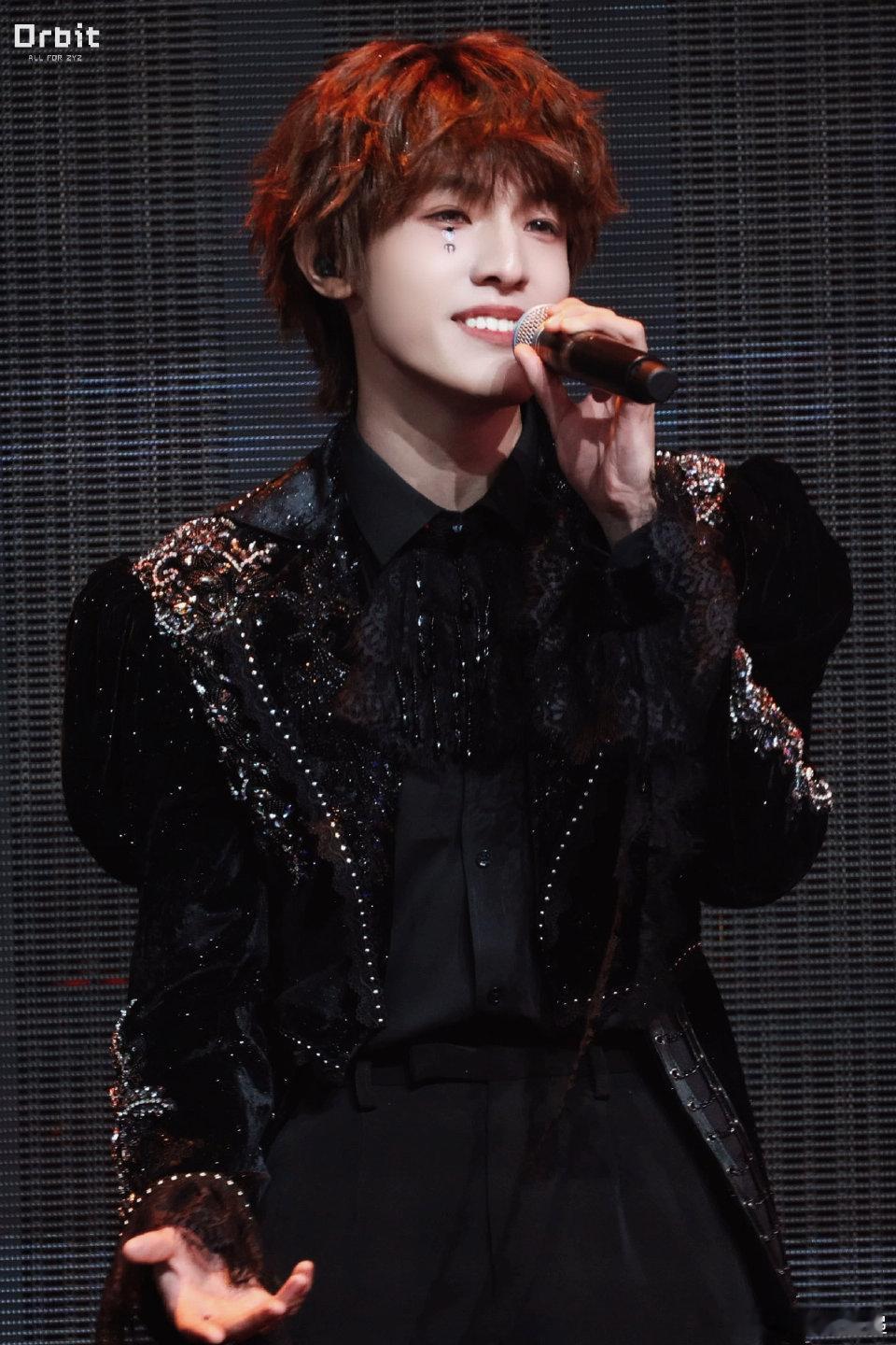 张泽禹高音大主唱控场 张泽禹的现场越来越稳了 高音部分又亮又有力 把整首歌的情绪