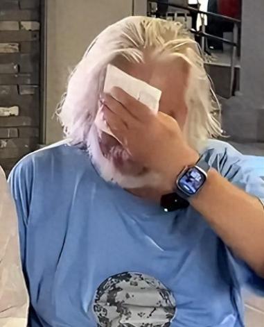 再迎噩耗！！
张纪中被前妻和现任来回折腾。
这事闹得挺难看的。


说到底还是钱