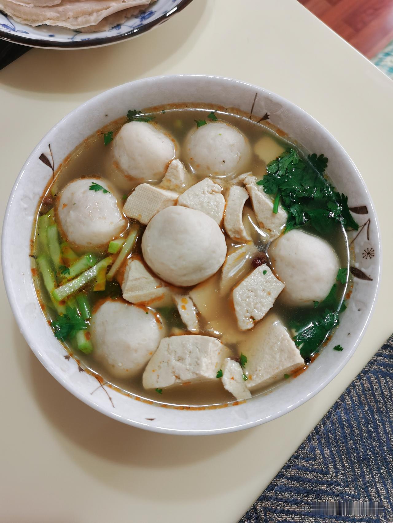职场饭局，酒过三巡。
同事拍胸脯：“以后有啥事，直接找我！”
等散席回到工位，我