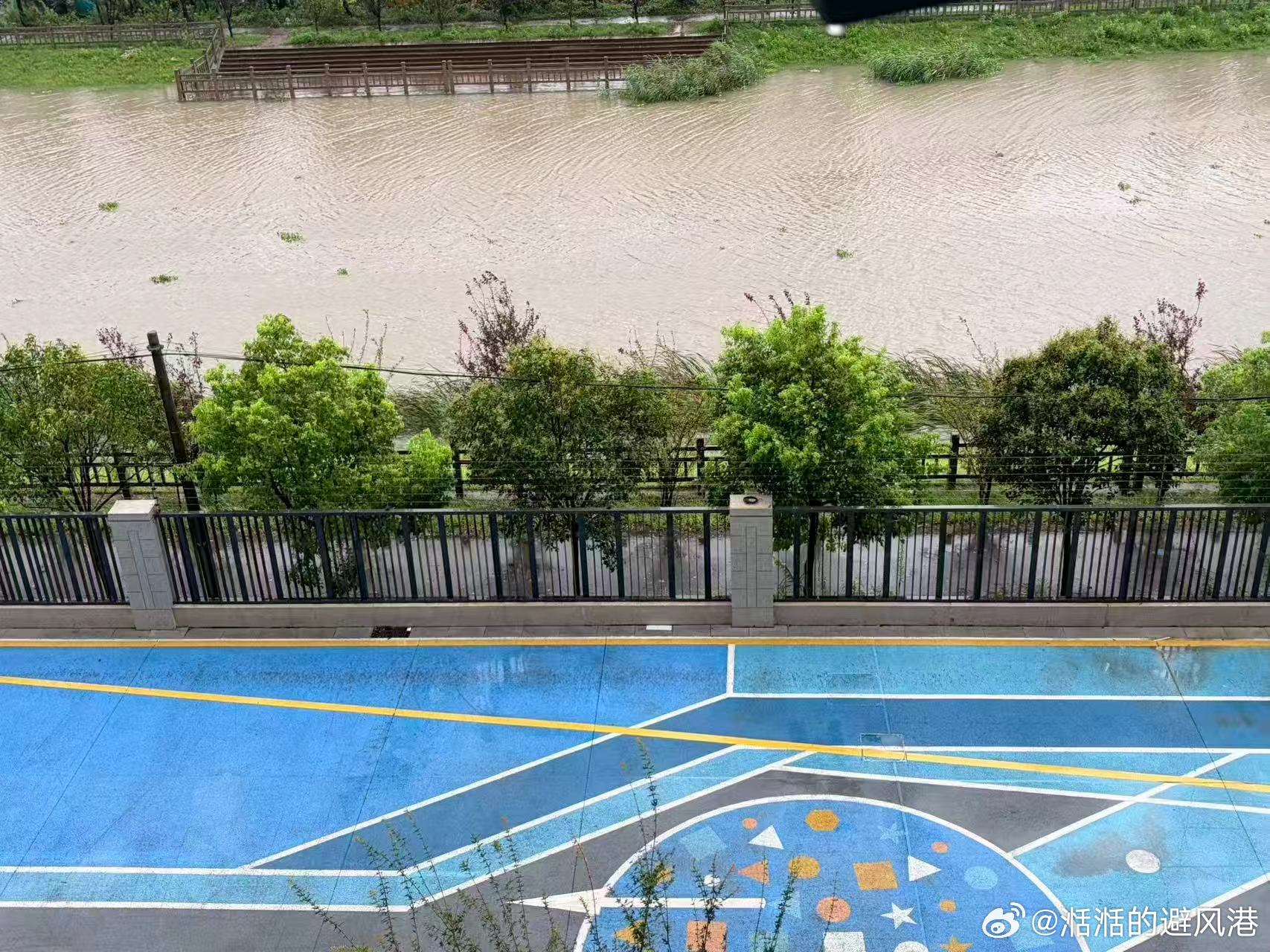 上海外滩的台风专用记者回来了       大家对这位上海外滩的台风专用记者印象非