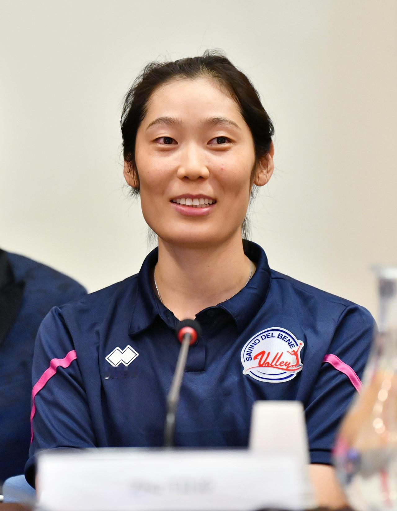 久违的朱婷！
10月18日，意大利甲级女排联赛斯坎迪奇俱乐部在佛罗伦萨召开新闻发