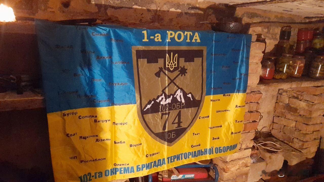 拿下连旗。东部集群队员发布一张照片，在胡里艾伯勒以东，乌克兰武装部队第102国土