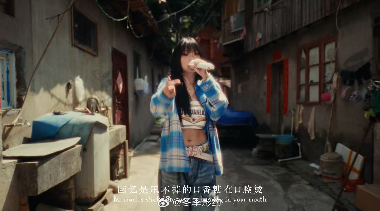 万妮达福州宣传满分女从万妮达MV里看到了90年代的福州 万妮达真的太会了，把成长