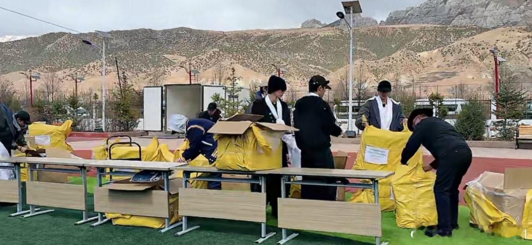 十个勤天送校服 这种纯粹的快乐真的一点都演不出来，孩子们对新校服的喜爱写在脸上，