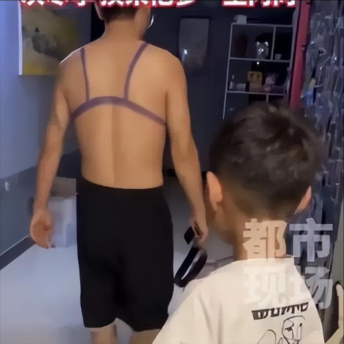 爸爸：跟孩子说话一定得注意！河南周口，一小男孩为了体现“孝心”趁爸爸睡觉时，给用