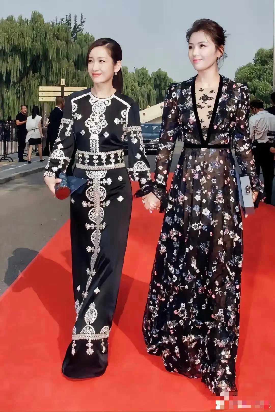 那天晚上走红毯，秦海璐和刘涛并肩走出来，不少人愣了一下不是靠大面积露肤博眼球，也
