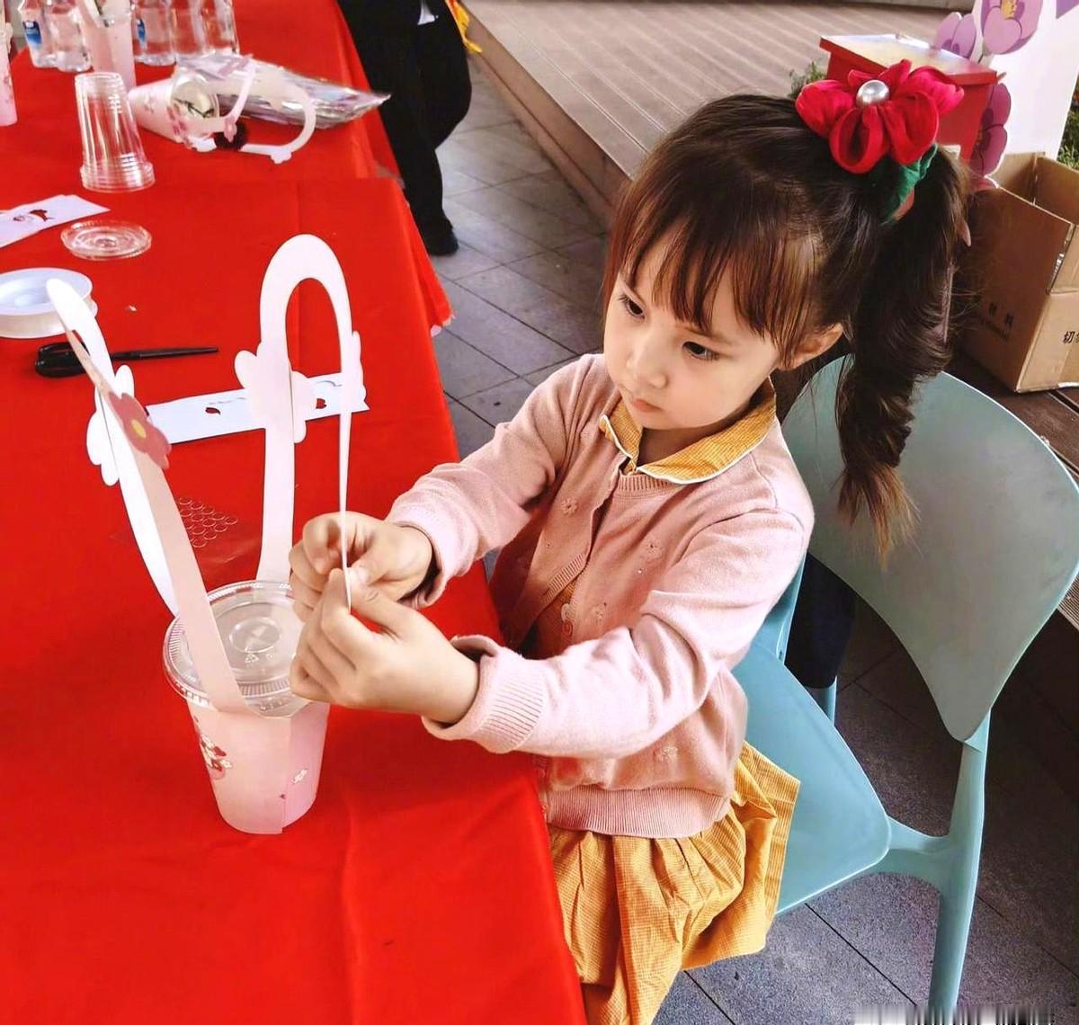 都说女大十八变，我看惠若琪女儿这是“五岁巨变”。

这位前女排队长的千金小年糕，