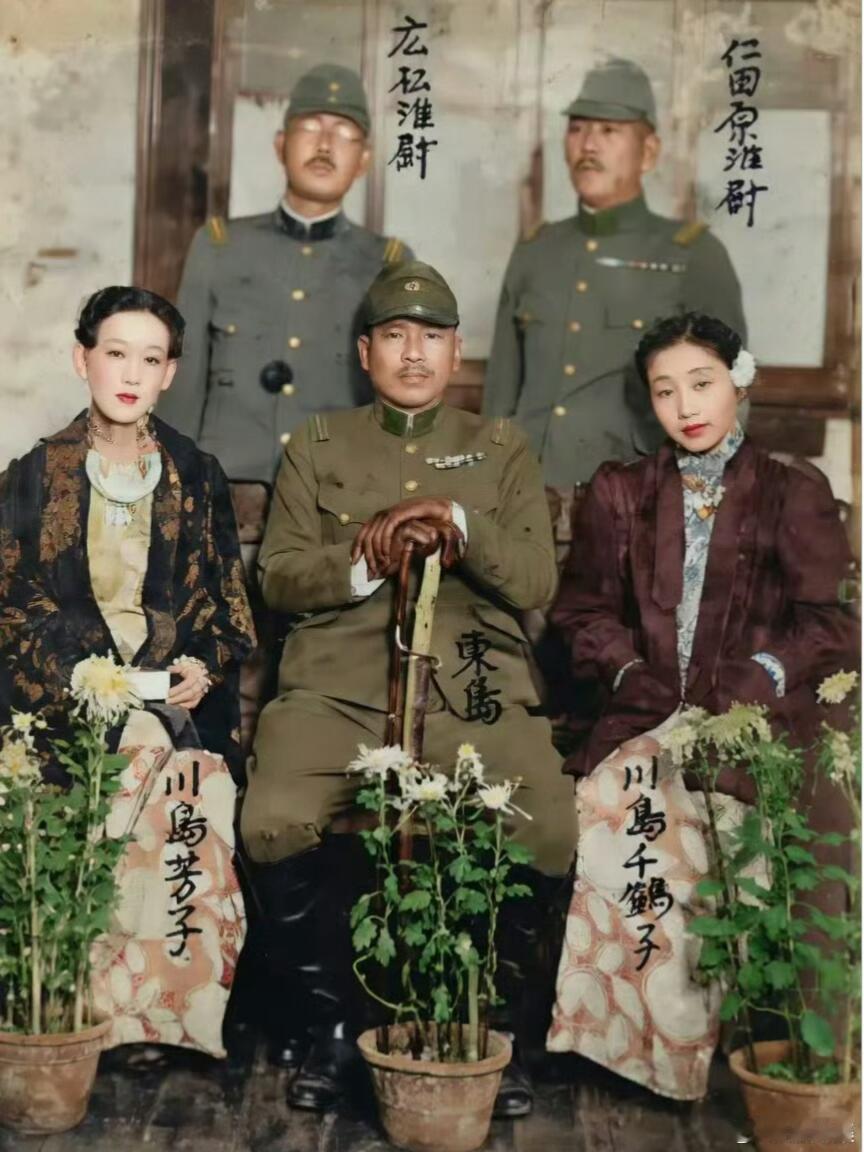 川岛芳子在天津｜1937年这是她在天津东兴楼与女伴、两名日本基层军官的合影。我看