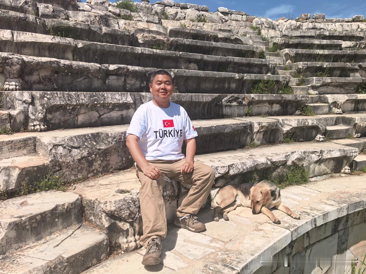 在阿芙罗狄西亚斯古城内，经过剧院遗址的时候，看见一条晒太阳的狗。在土耳其旅游，随