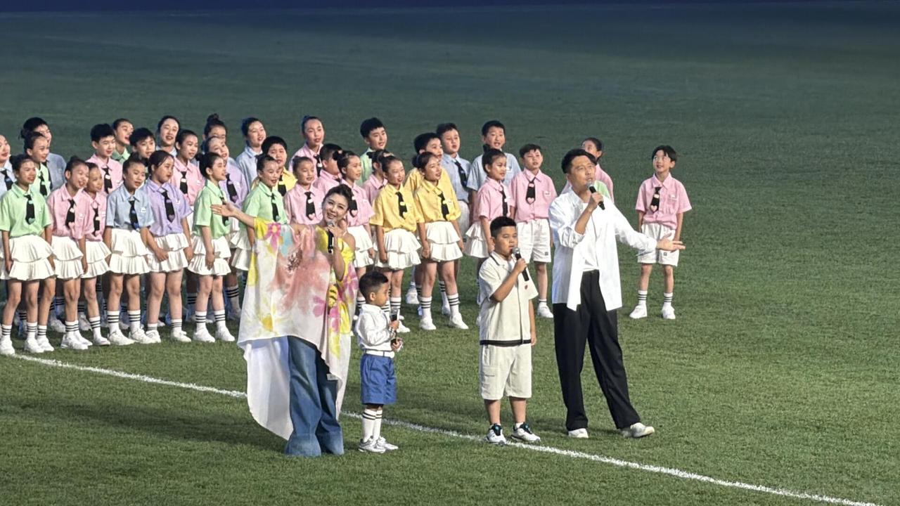 王雷李小萌一家四口球场同台献唱完整事件
 
一、活动背景
 
2026年6月20