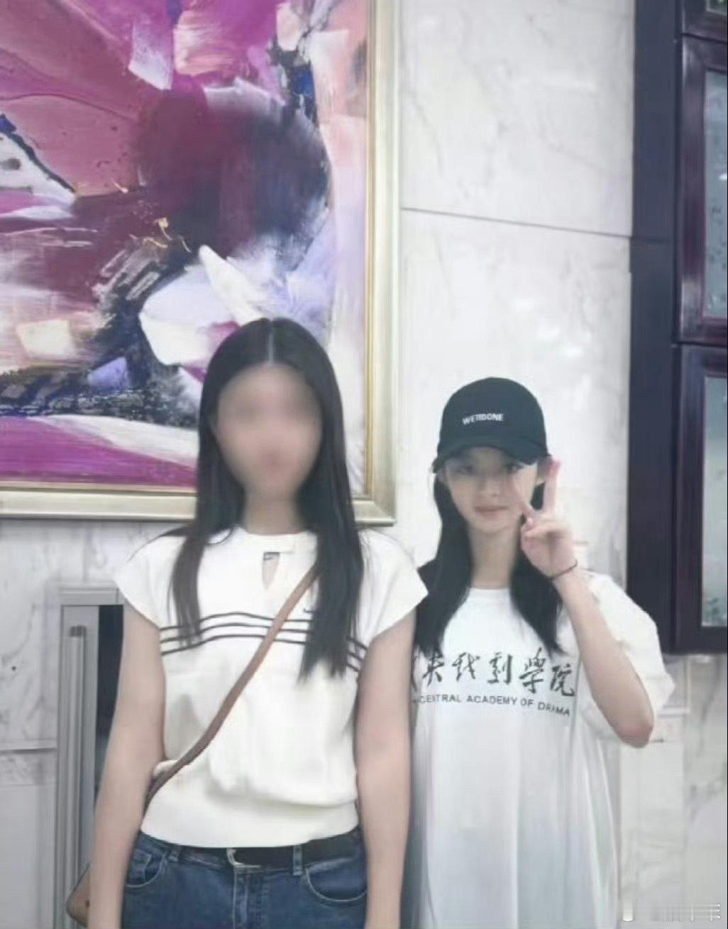 黄杨钿甜中戏开学路透 黄杨钿甜中戏开学，以专业第二实力踏入校园。官媒两次辟谣，合