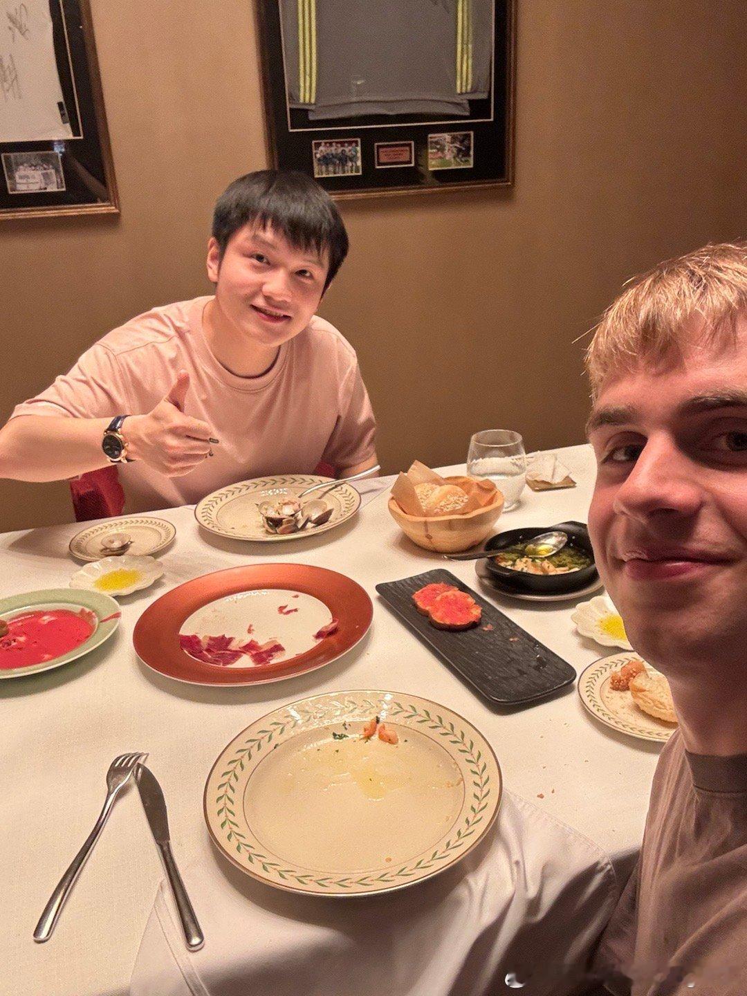 马龙樊振东王楚钦聚餐画面 来看真正的聚餐，巴黎奥运会单打冠军樊振东和巴黎奥运会亚