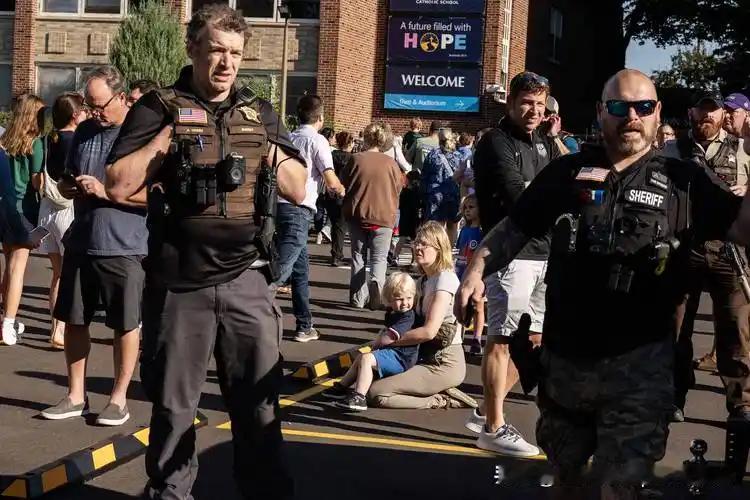美国街头刚曝光的画面：通缉犯拿AK扫射路人，反锁诊所跟特警对峙4小时！

6月1
