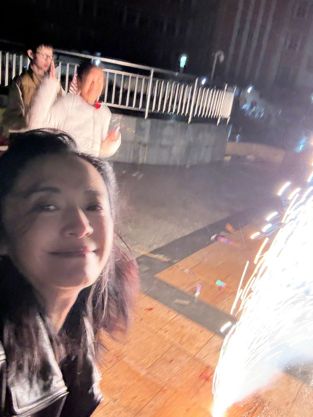 姚晨演我回老家过年姚晨回老家过年，给老人染发，又和亲戚朋友一起玩烟花。这不妥妥的