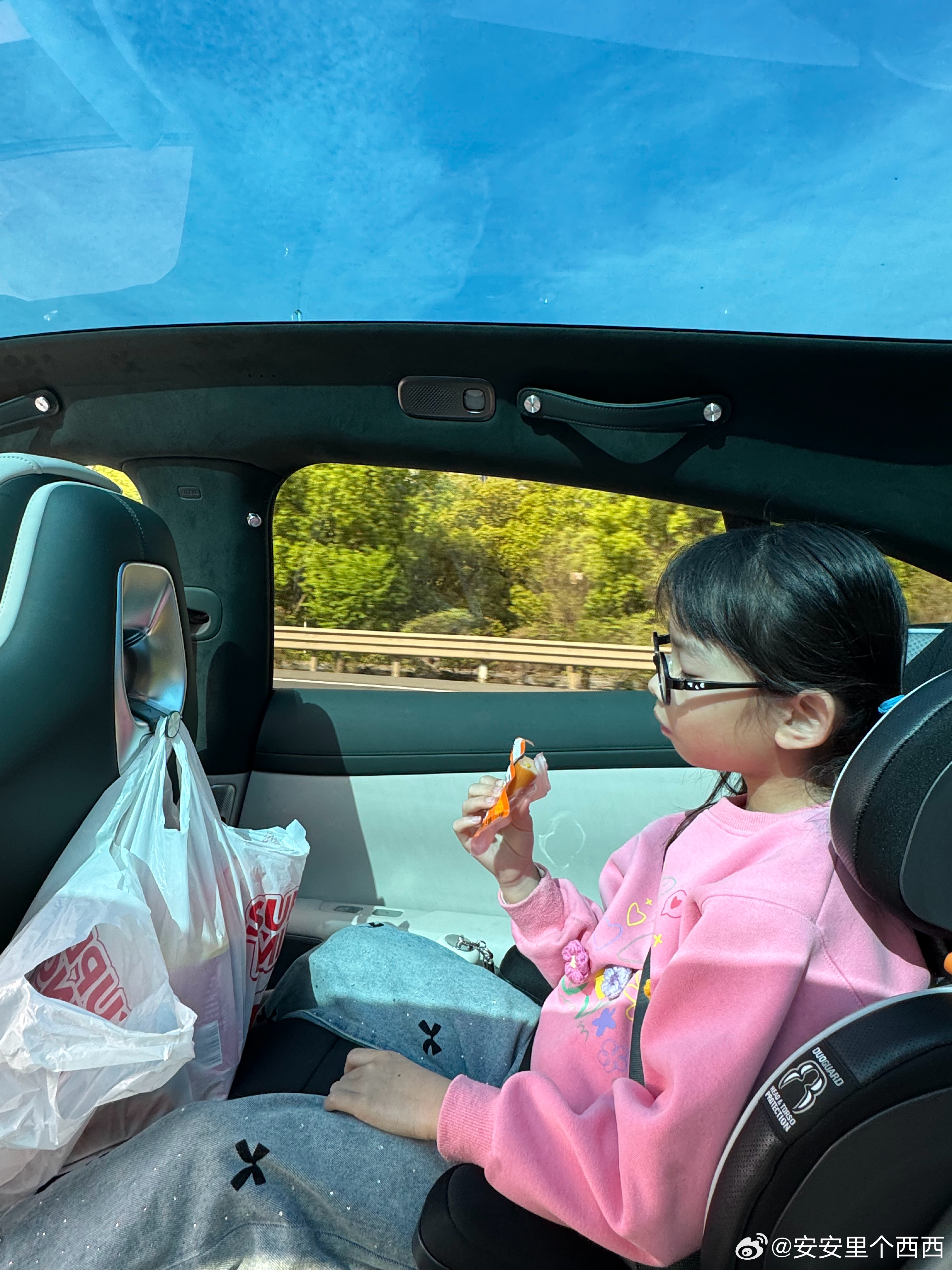 早☀️带着满满当当的大包小包锅碗瓢盆出发了图六是安姐路上的第一个零食前面是我们路