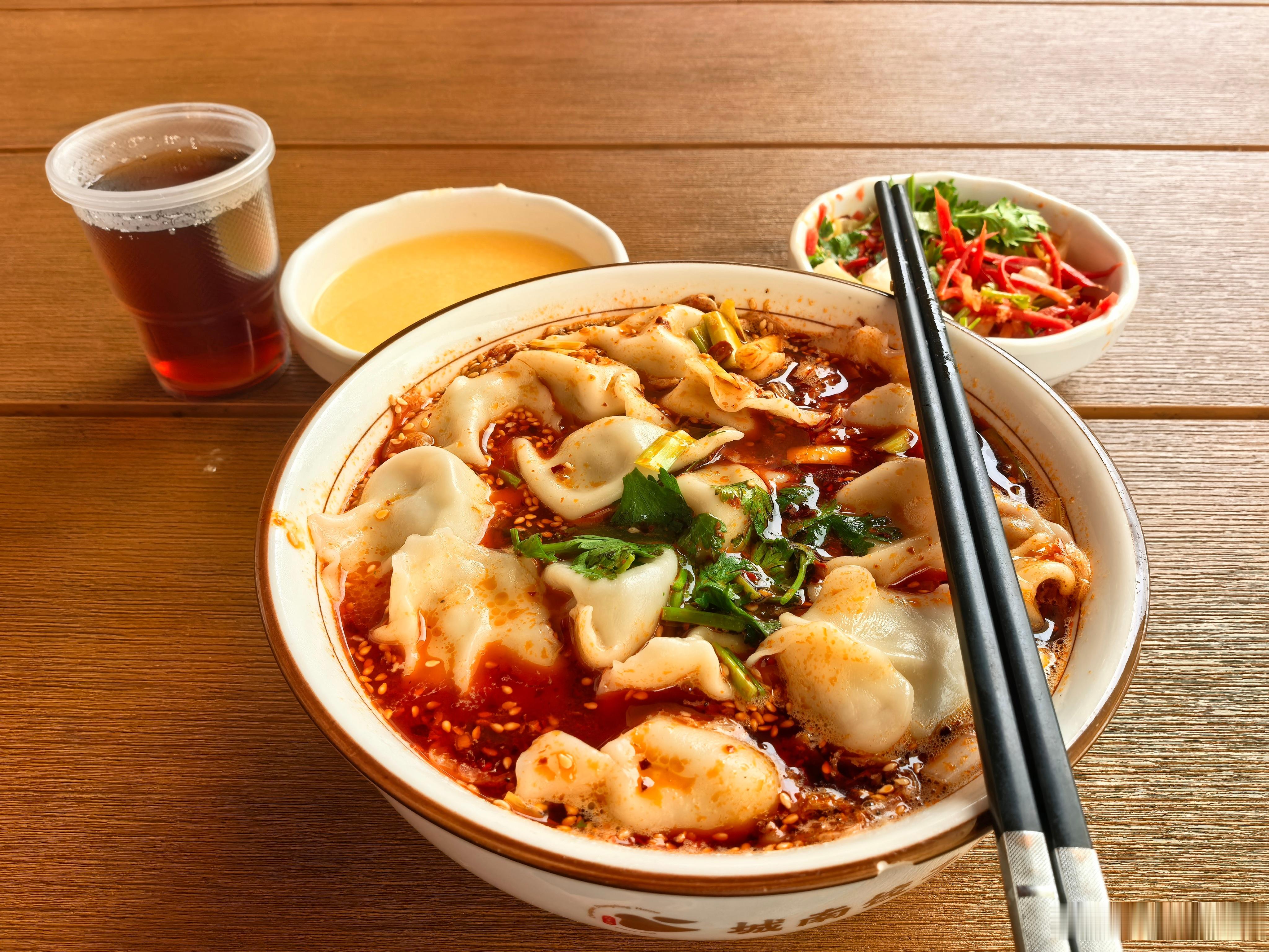 下雨天不想出门，我这才吃第二顿饭。酸汤水饺，不错吧？ 