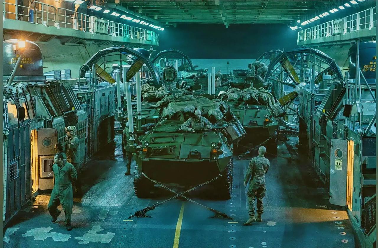 这是美军黄蜂级多用途两栖攻击舰四号舰“拳师号”的坞舱，位于舰体后部的大型可注水泛