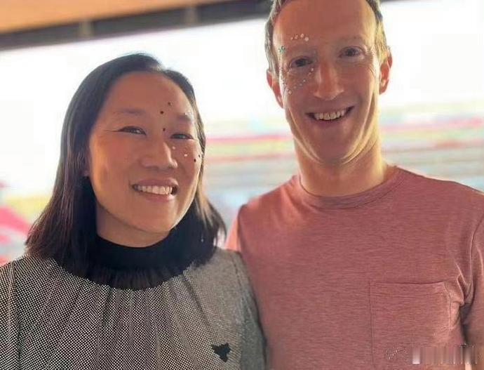 扎克伯格带着妻子看演唱会，脸贴亮片戴数条手环，画风整得挺浪漫了！让人羡慕不已。 