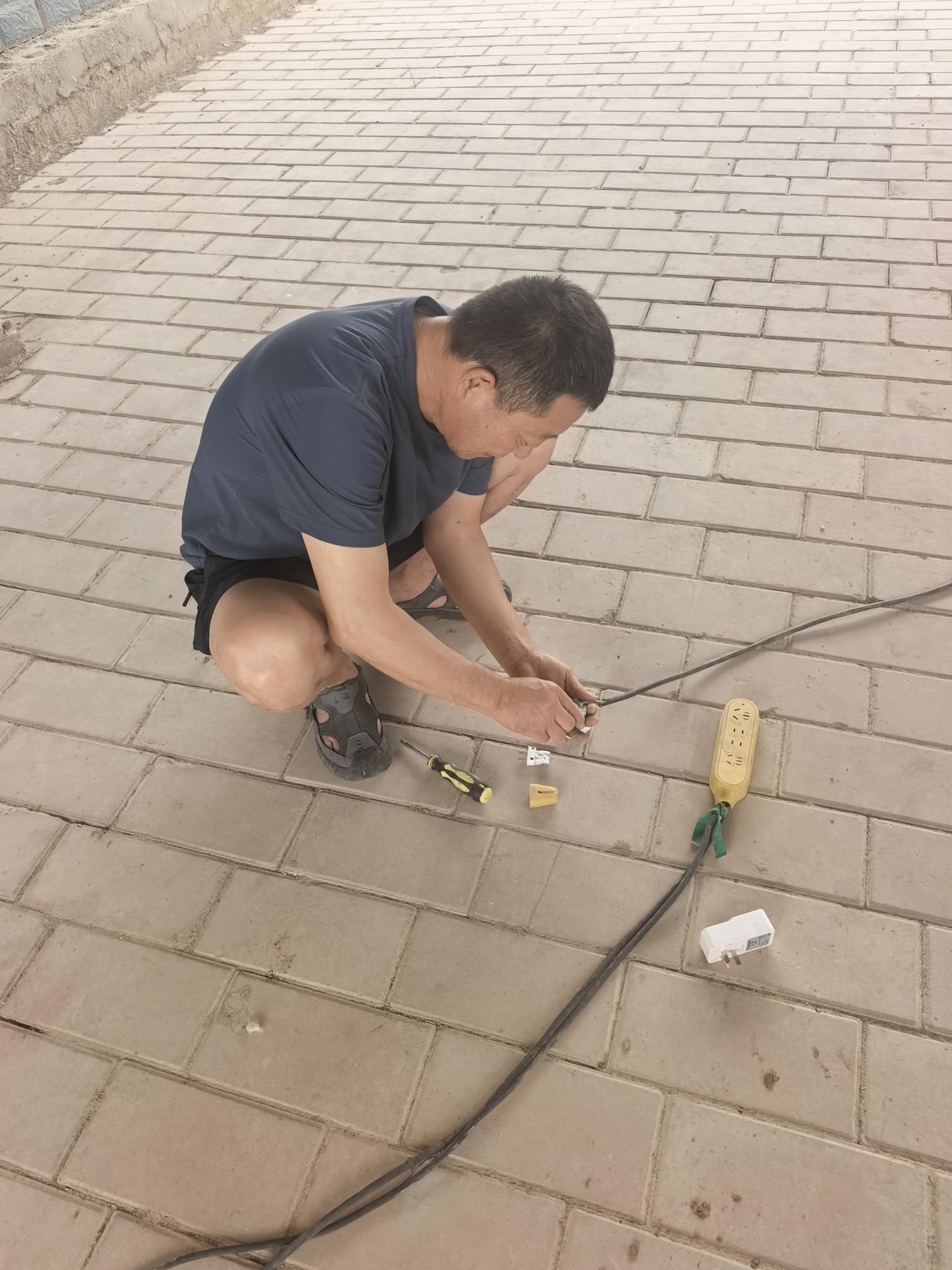 中国14亿人，为何有7亿近视眼
 
中国近视人口突破7亿，占总人口近一半，青少年