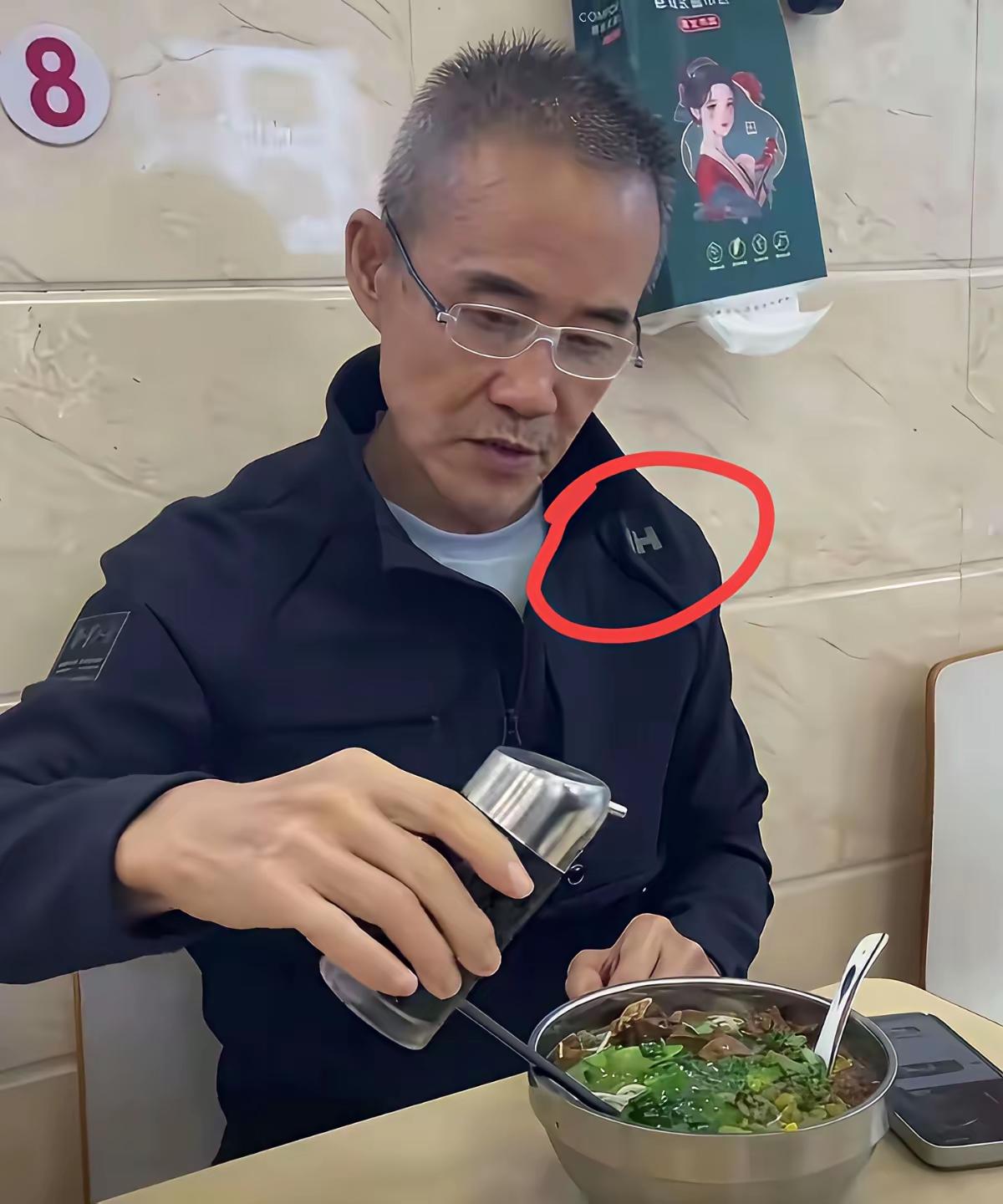 这衣服啥牌子？贵不贵啊？