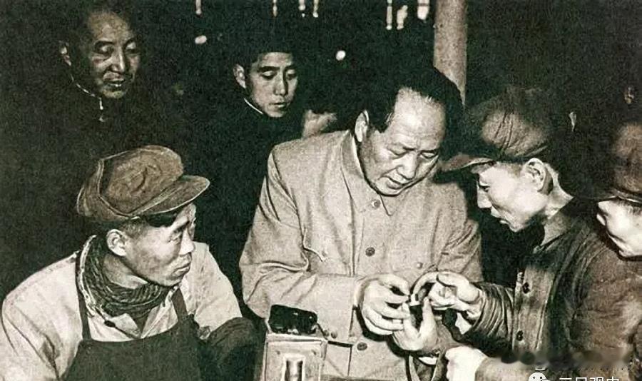 1956年正值我国“一五计划”推进关键期，毛主席深入工厂一线调研，了解工业生产与