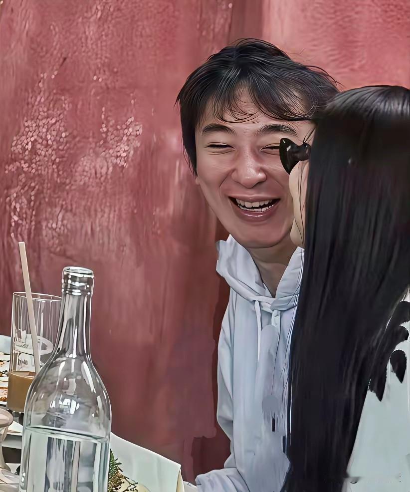 他们一个是酒池肉林，美女相伴，左拥右抱；一个是素衣素食，深居简出，低调做人。同样