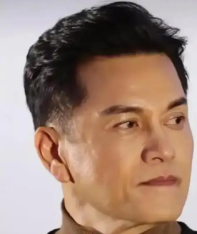 1996年，吕良伟正准备迎娶邝美云，本以为得先和周海媚办个离婚。谁知他去办手续时