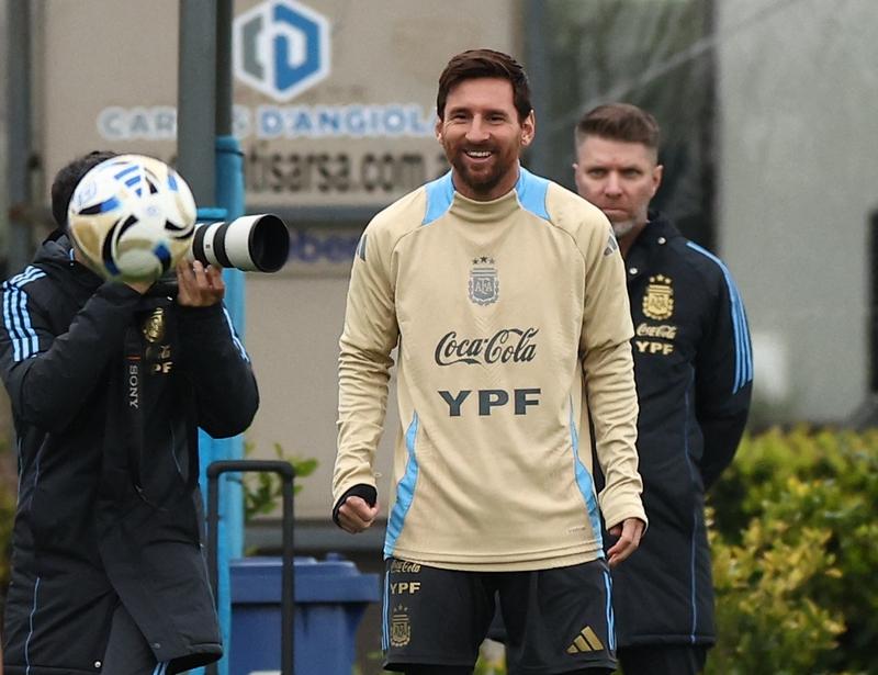 梅西暴怒！迈阿密冬窗引援动静那么大，结果第一场被灌了三个。场上进攻一点办法没有，