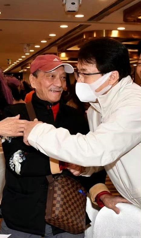 成龙又送别一位挚友戏里是武林同道，戏外是一生挚友。成龙又送别了一位挚友：袁祥仁师