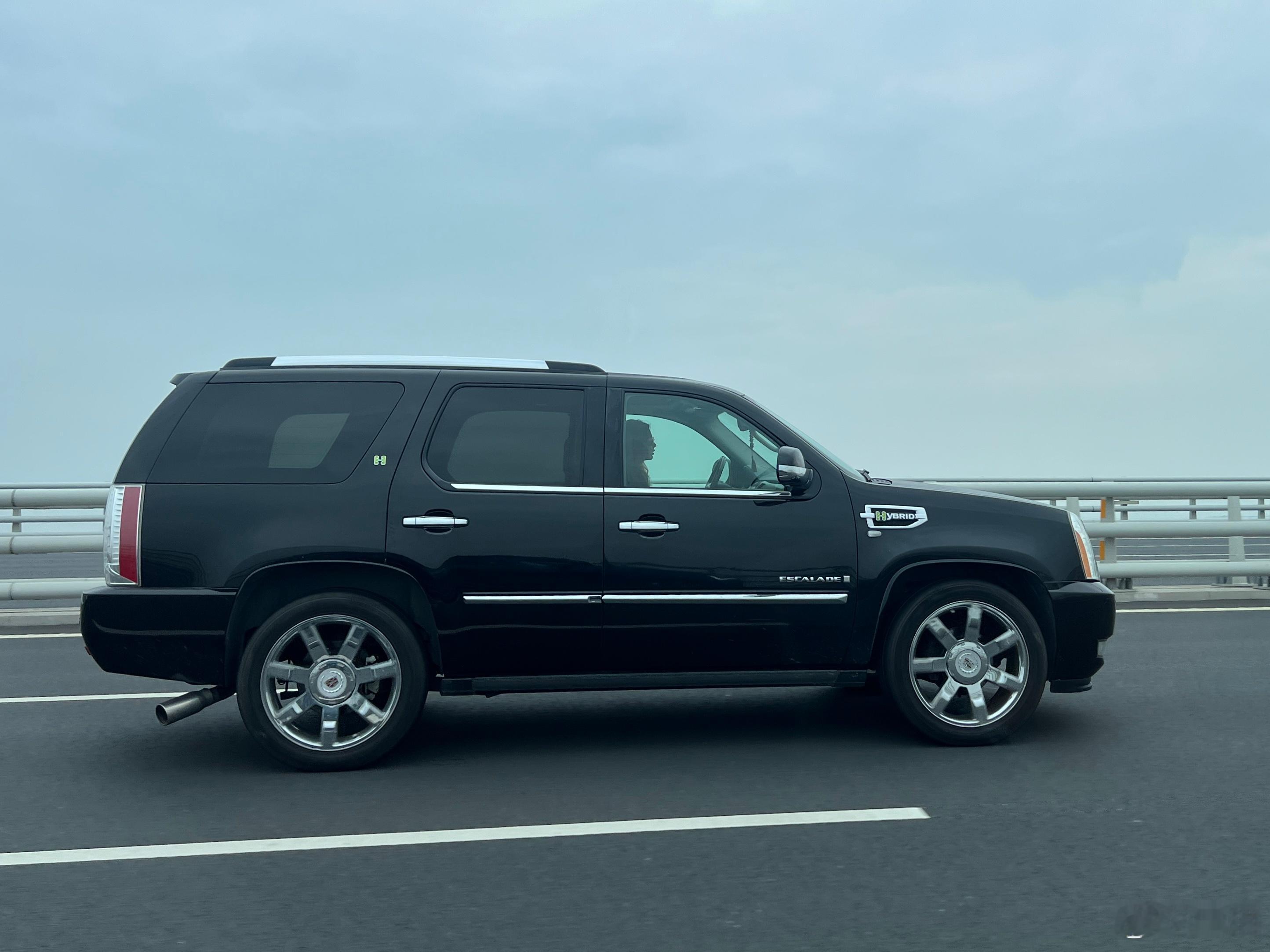 这才是真正冷门车，凯迪拉克凯雷德混动6.0L大V8配E-CVT，相当奇妙的组合在