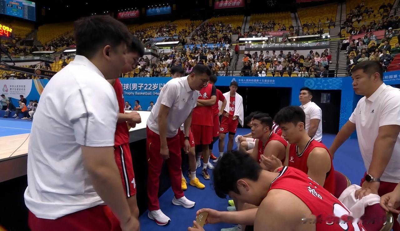 全运会金牌赛结束！盘点本场比赛让人失望的球员。

徐昕并没有太亮眼的表现，全场仅