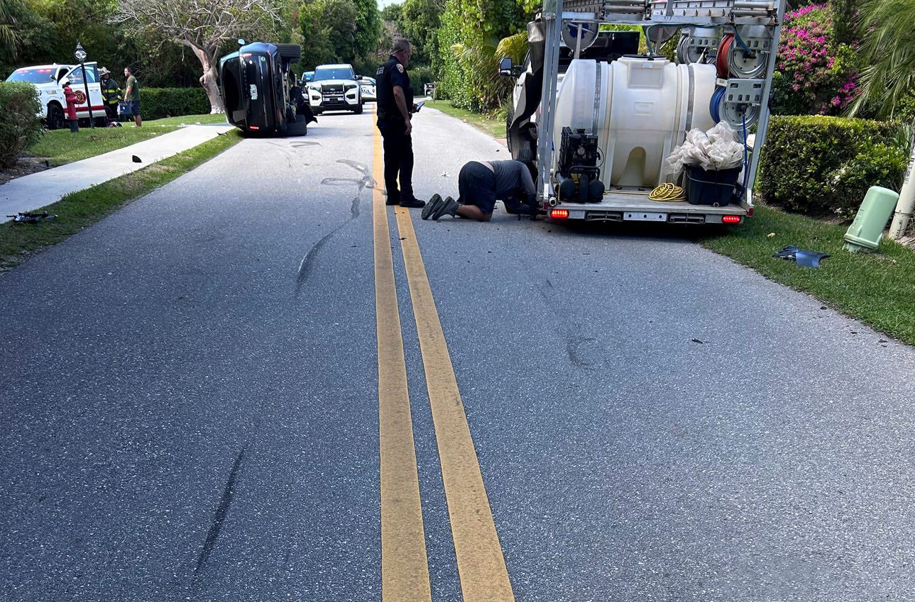 老虎伍兹车祸现场画面 美国高尔夫球传奇“老虎”伍兹在佛罗里达州朱庇特岛附近发生翻