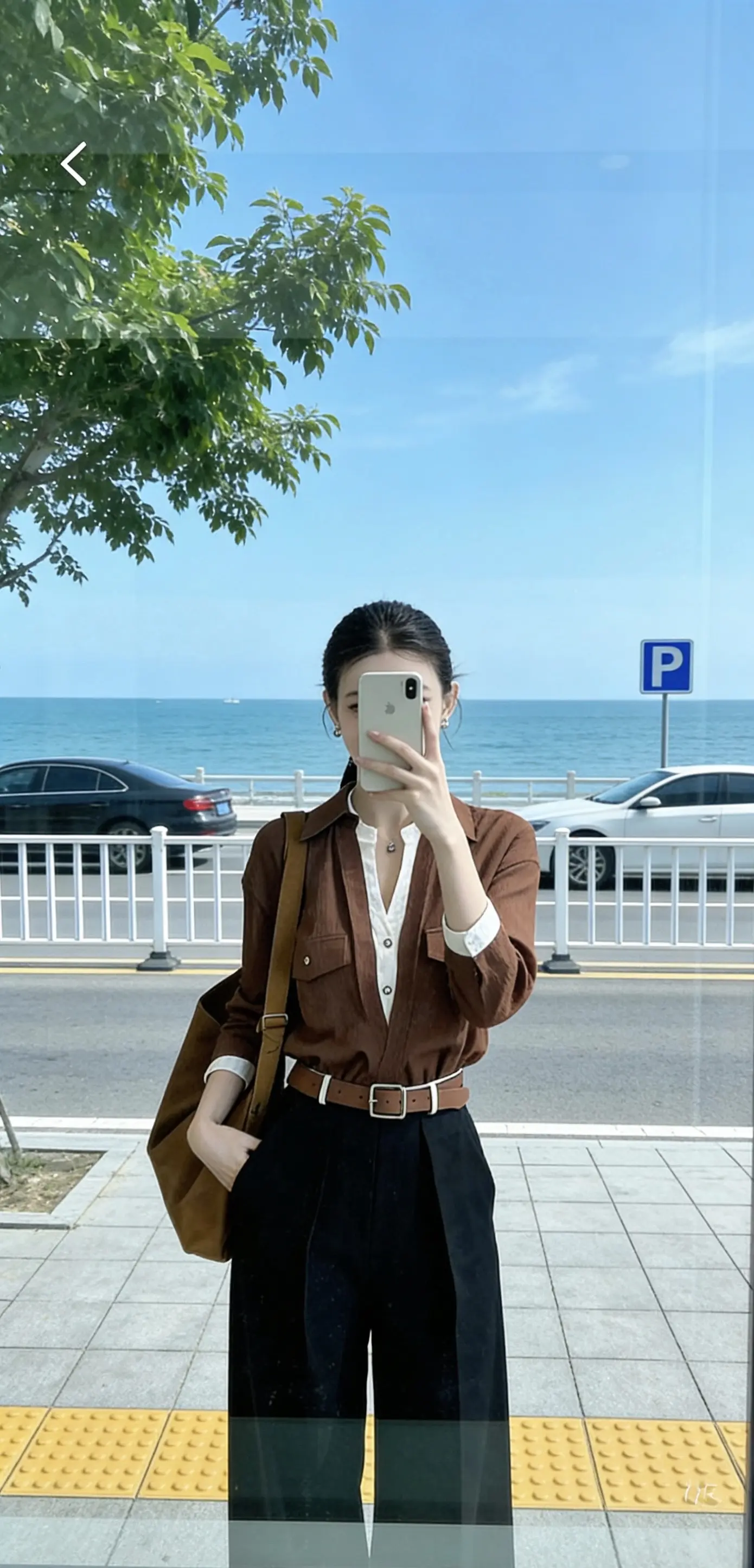 看上去沉稳且波澜不惊的女人  从不会拥有一个简单的过去  当一个人过的...