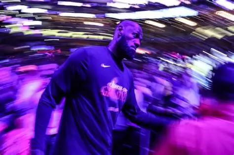 举手式睡姿是身体在求救据Front Office Sports报道，詹姆斯与Po