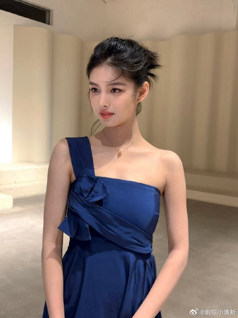 上海街头偶遇艾米 谁懂啊！在上海街头偶遇艾米的生图，直接美到让人窒息，优越的鼻骨