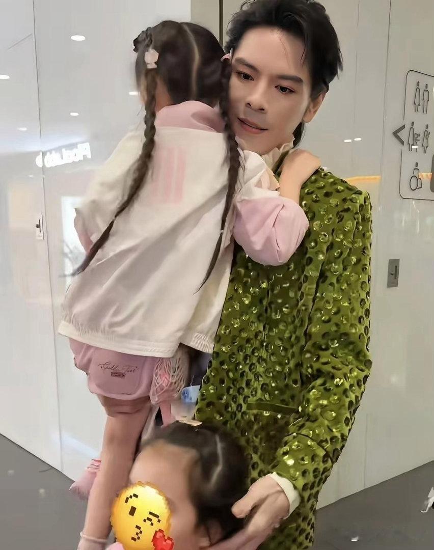 郭碧婷带两个孩子回香港了，4岁儿子向笙个头长得好快，马上赶上姐姐Cora。一儿一