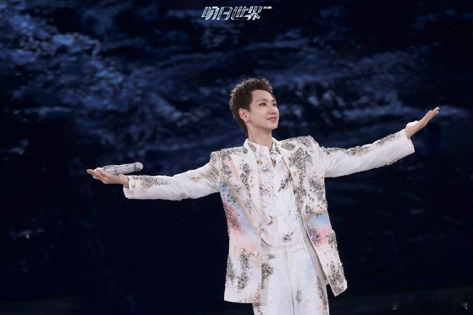 汪苏泷一场演唱会下来洗了个头镜头捕捉到有趣一幕，几轮表演过后，汪苏泷头发被汗水浸