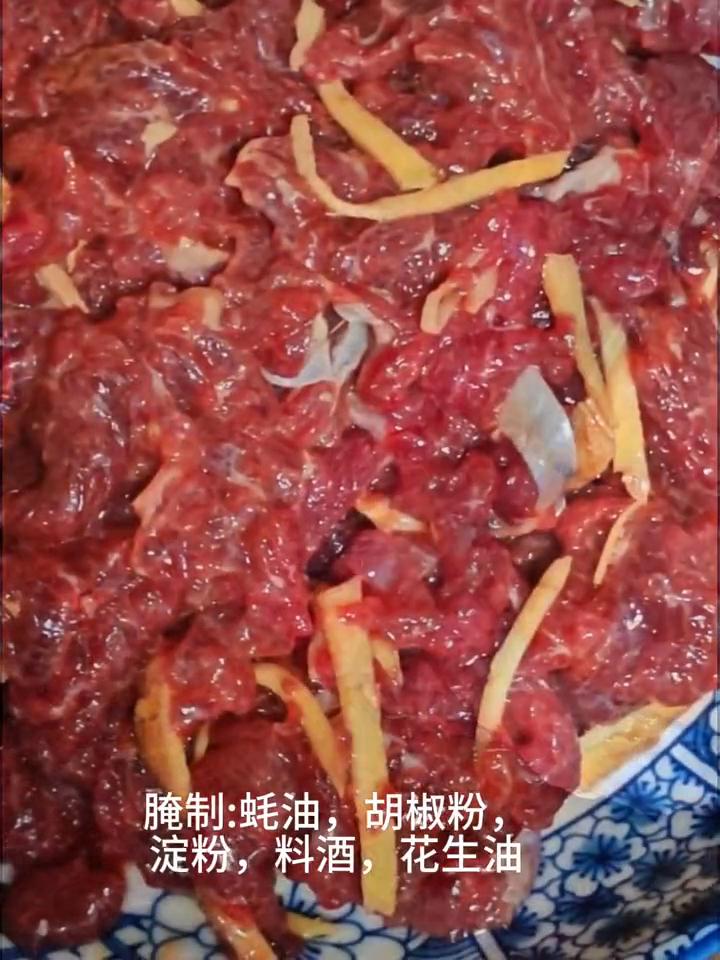 芹菜炒牛肉做法来了。
·芹菜洗好，切段。
·腌制：蚝油、胡椒粉、淀粉、料酒、花生