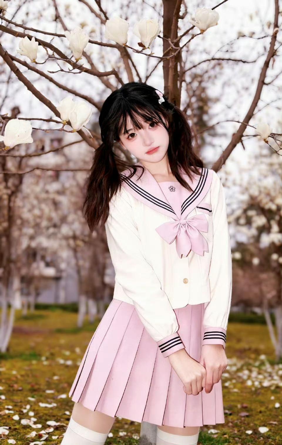 樱花树下，少女与春日相遇