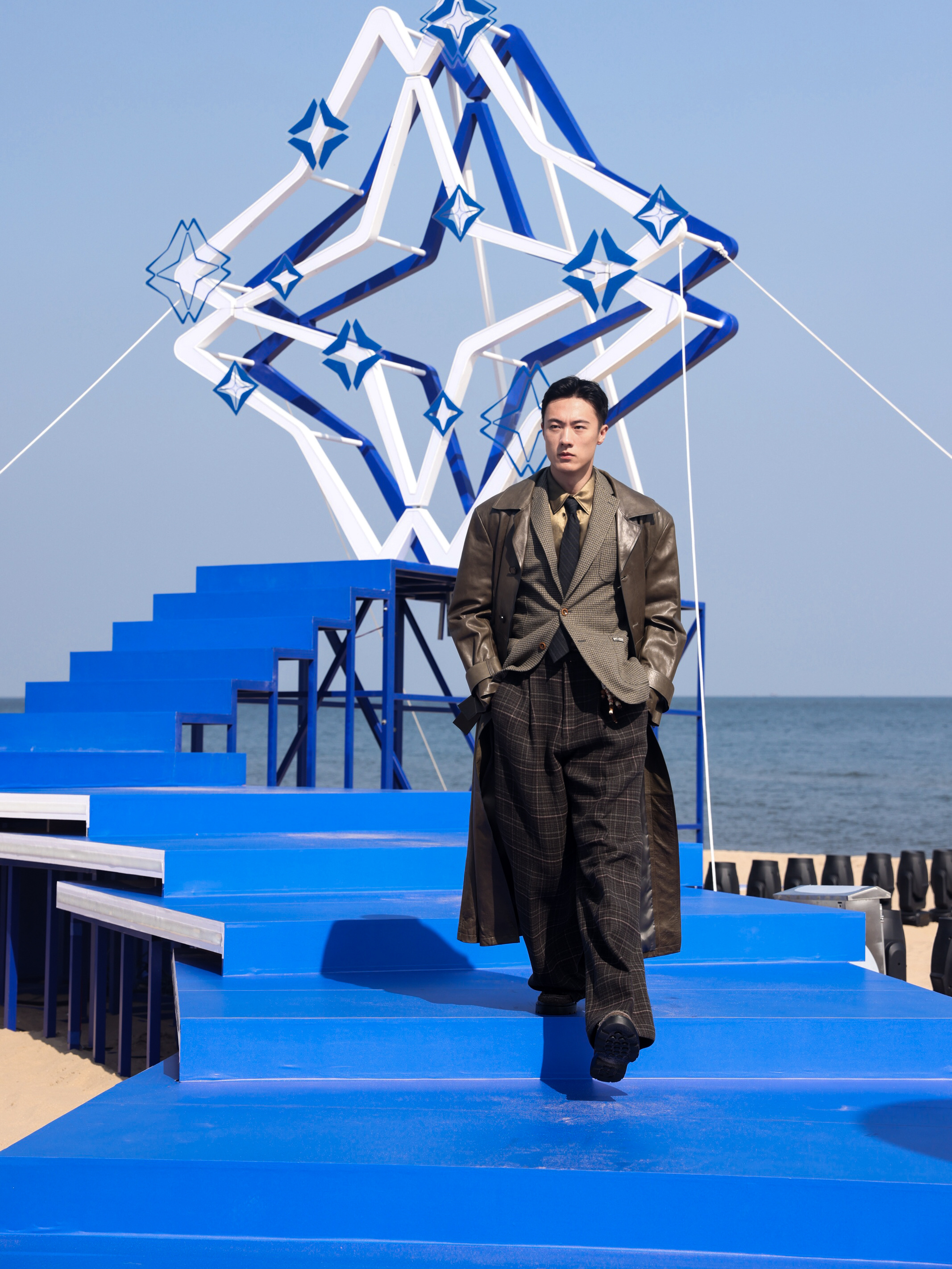VICUTU点燃阿那亚蓝色夜空阿那亚的海也太会烘托氛围了吧！VICUTU 秋冬大