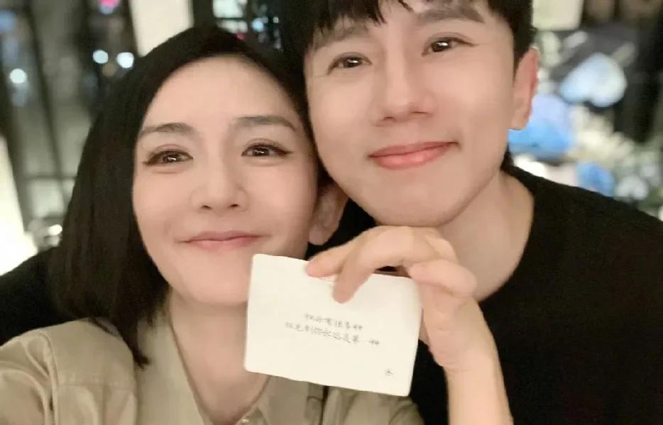 震惊！张杰谢娜高调秀恩爱背后藏着什么秘密？
夜深人静时，张杰和谢娜突然在同一时刻