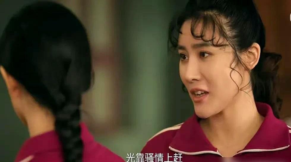 省剧团台柱子，抢不过县里来的小姑娘，这事儿真热闹。

龚丽丽眼看“李慧娘”这角色