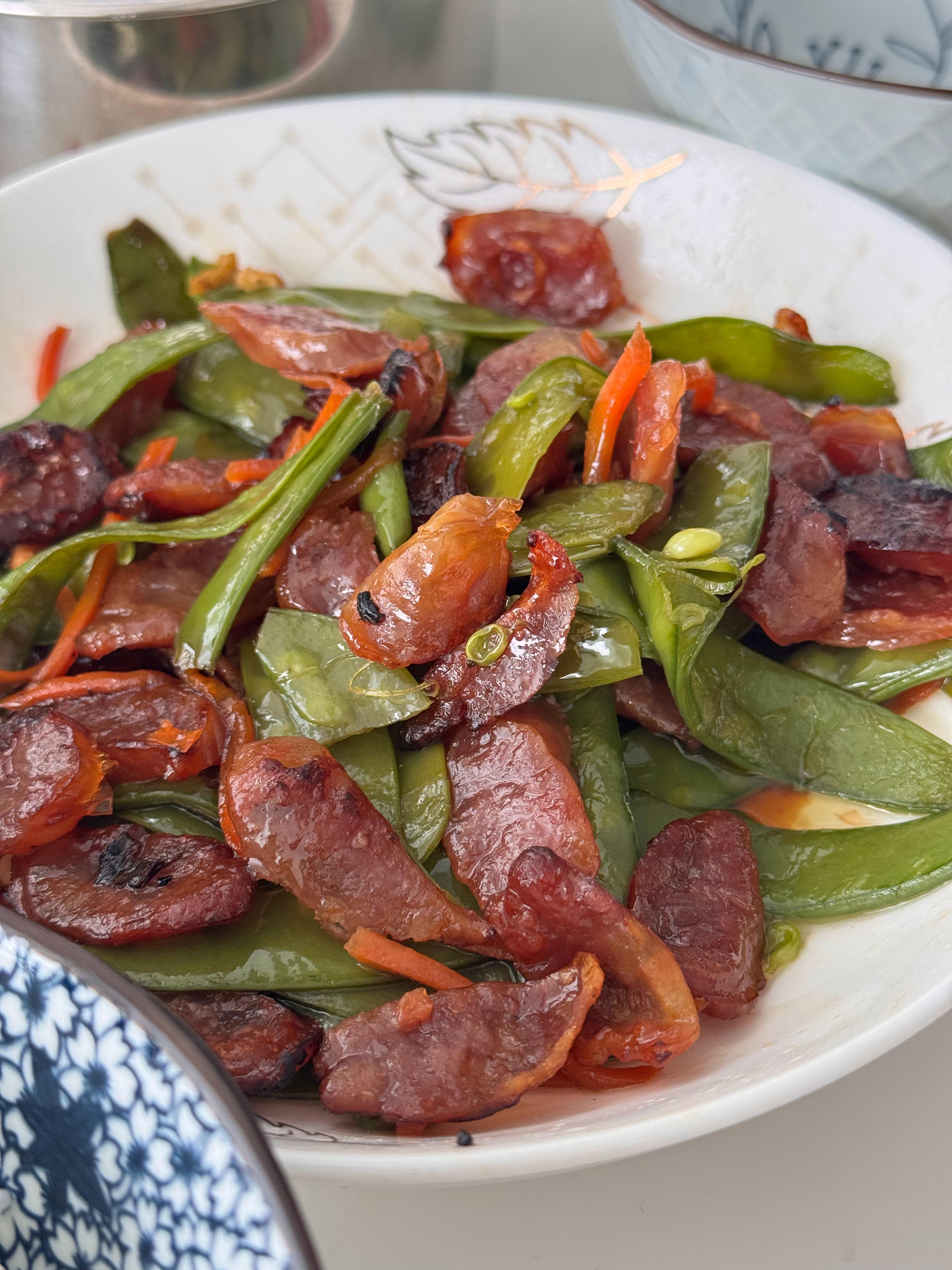 在 家买的腊肠，好好吃，很下饭！我买甜口，炒的时候不用另外放盐就刚刚好，就是火有