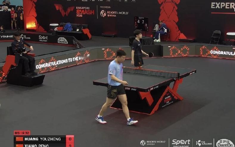 不服？
忍着！
向鹏扔给黄友政这句狠话时，嘴角还挂着笑。
这可是他内战里难得啃下