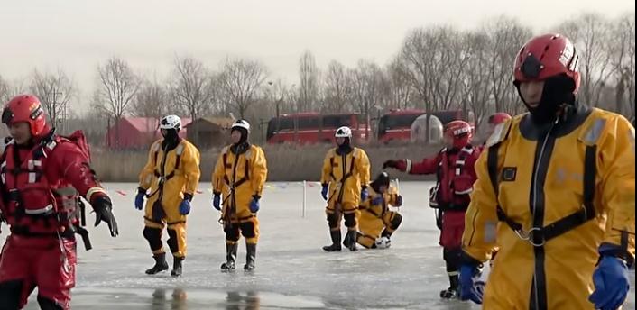 【感受现场原声！零下10℃气温中，消防员在薄冰上进行救援技术培训】近日在榆林
