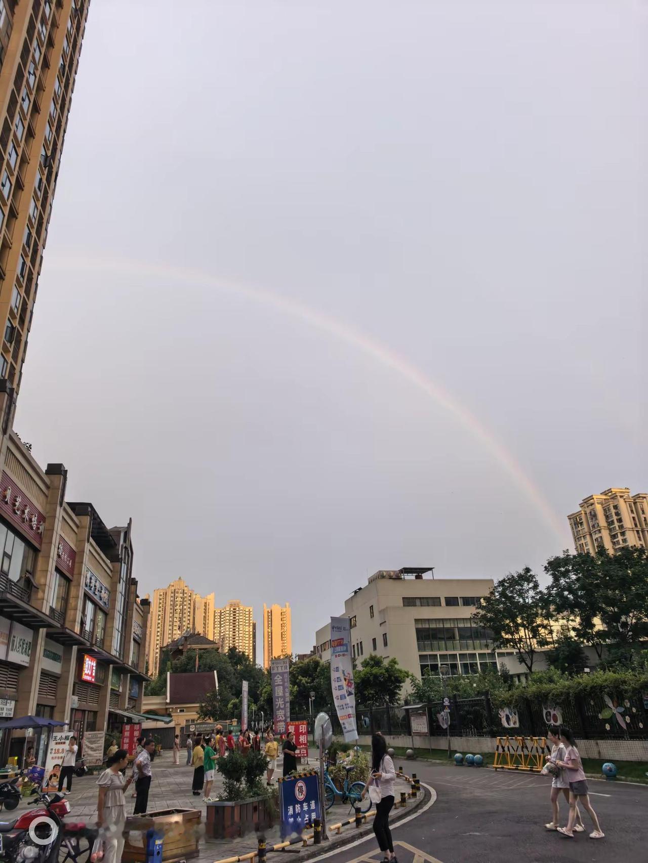 城市天际线的浪漫 城市画报 城市日记 城市天际线的浪漫瞬间 彩虹街拍