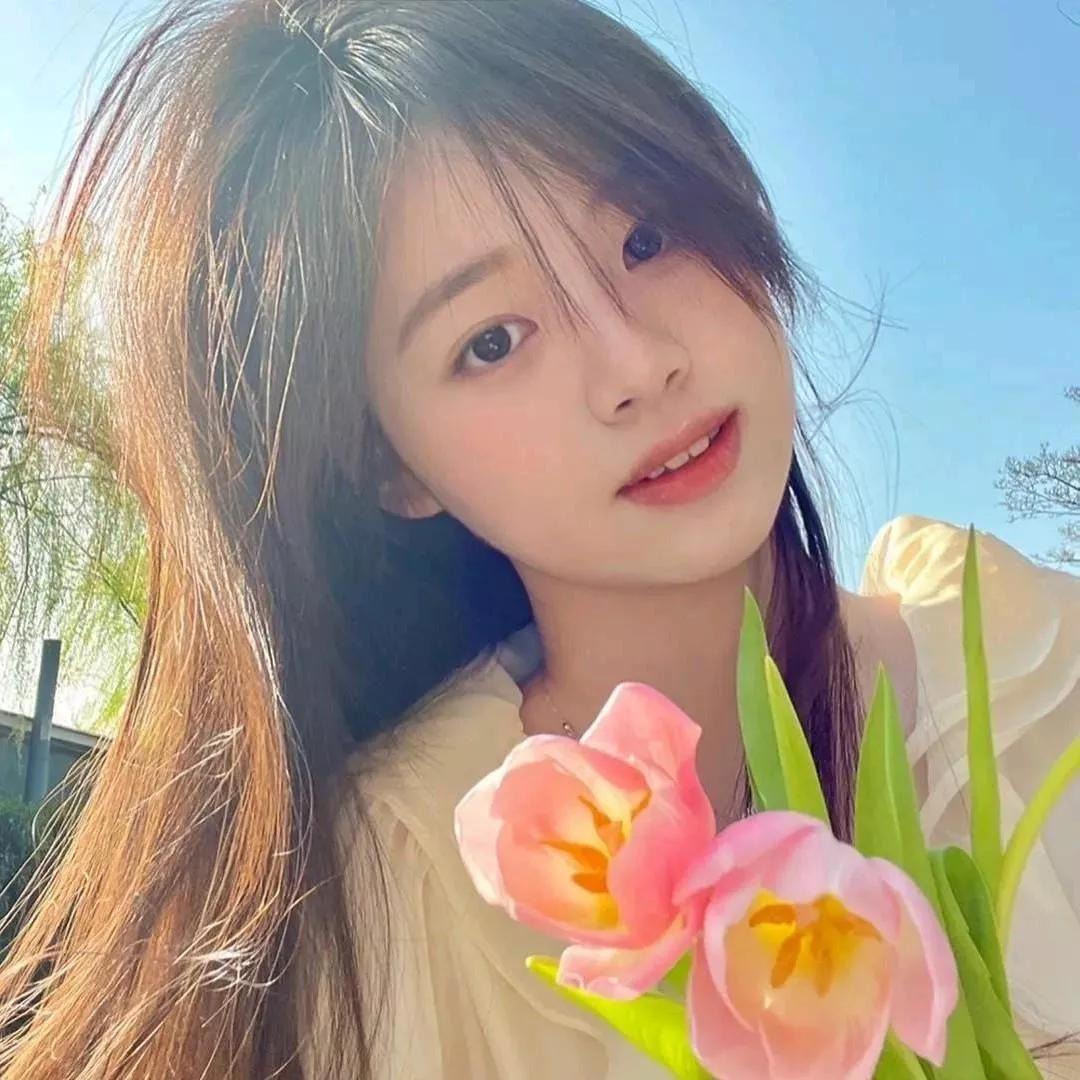 春日少女与郁金香，阳光下的美好瞬间。