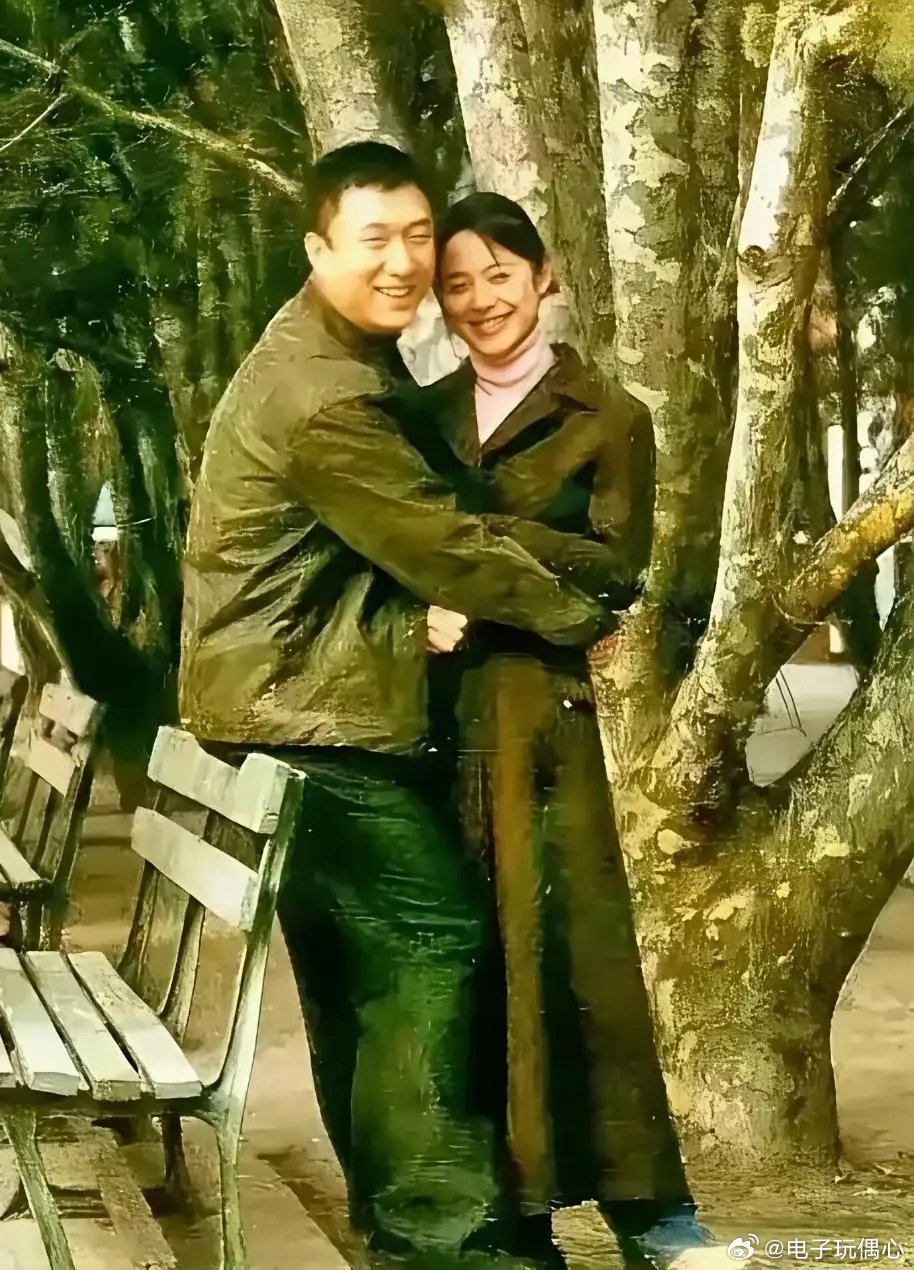 翻到这张老照片直接看懵了！孙红雷当年搂着的美女居然是她！ 