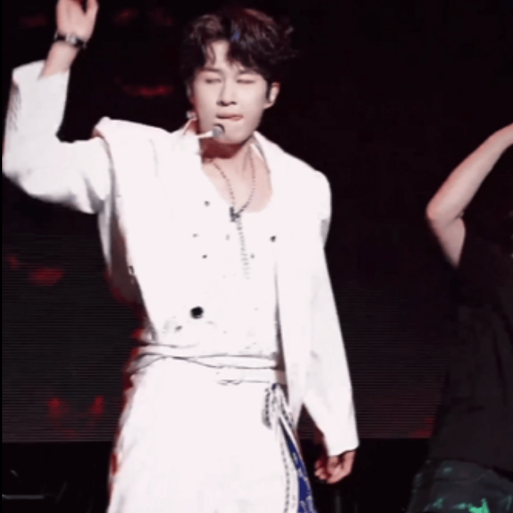 #卓沅演唱会妆造封神了##这一刻对卓沅的成长有了实感#八年的时间，卓沅从一个普通