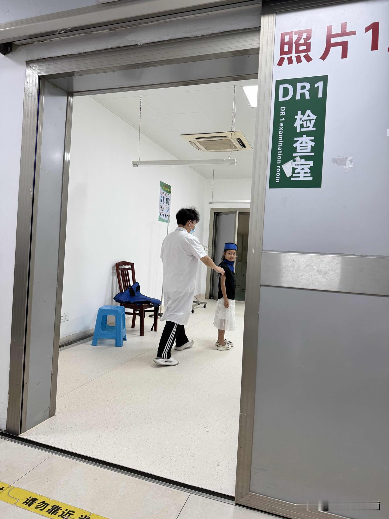 骨折术后34天复查，医生说：
“你大腿萎缩，别戴支具了！”
可Al建议戴2个月，